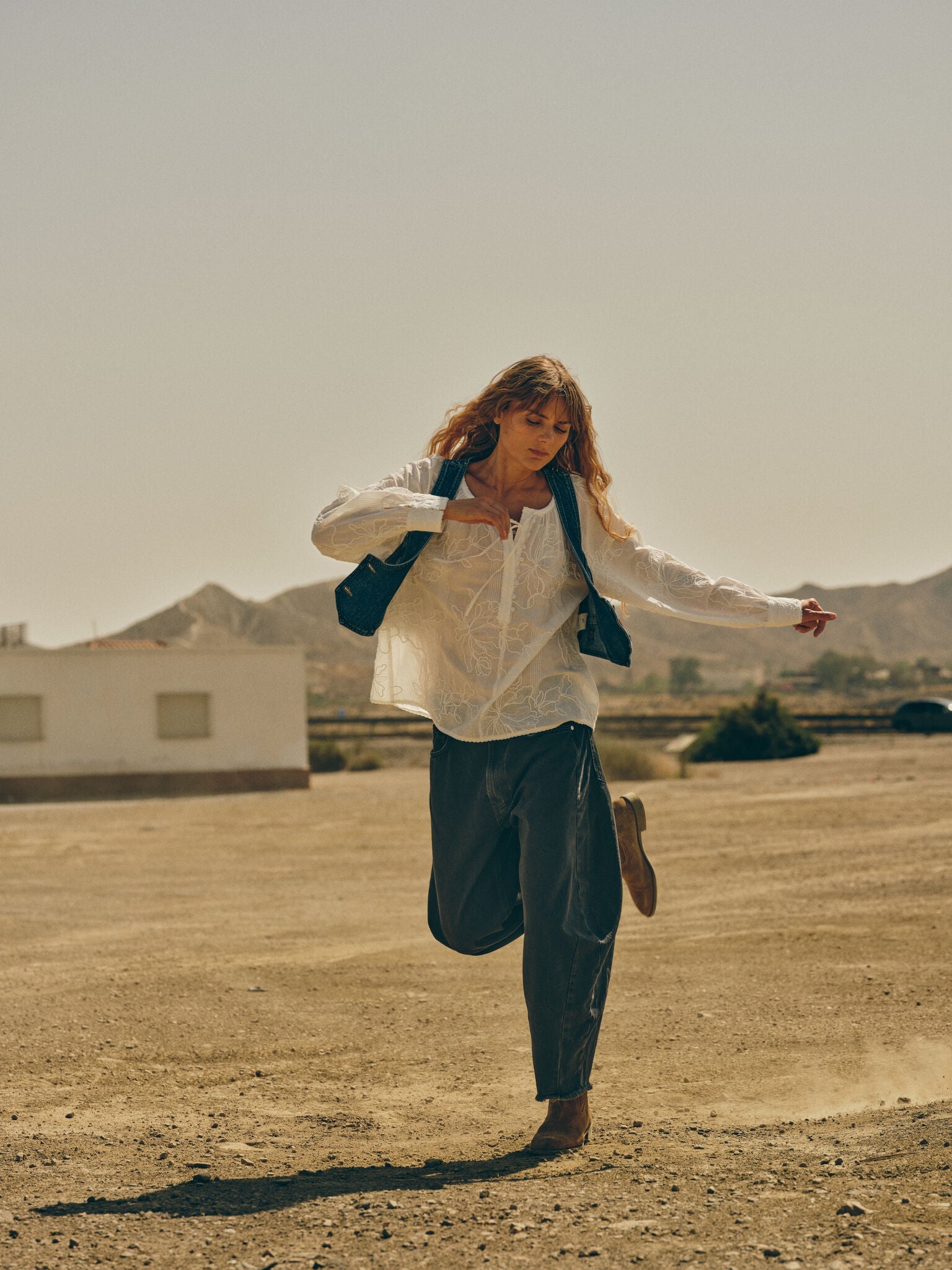 Modelshot / White / Detail